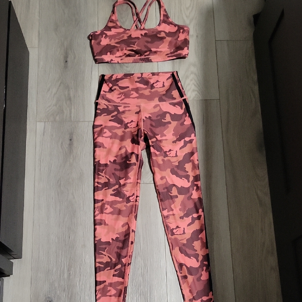 Wear It To Heart Red Camo Print Leggings and Sports Bra Set Size M/L